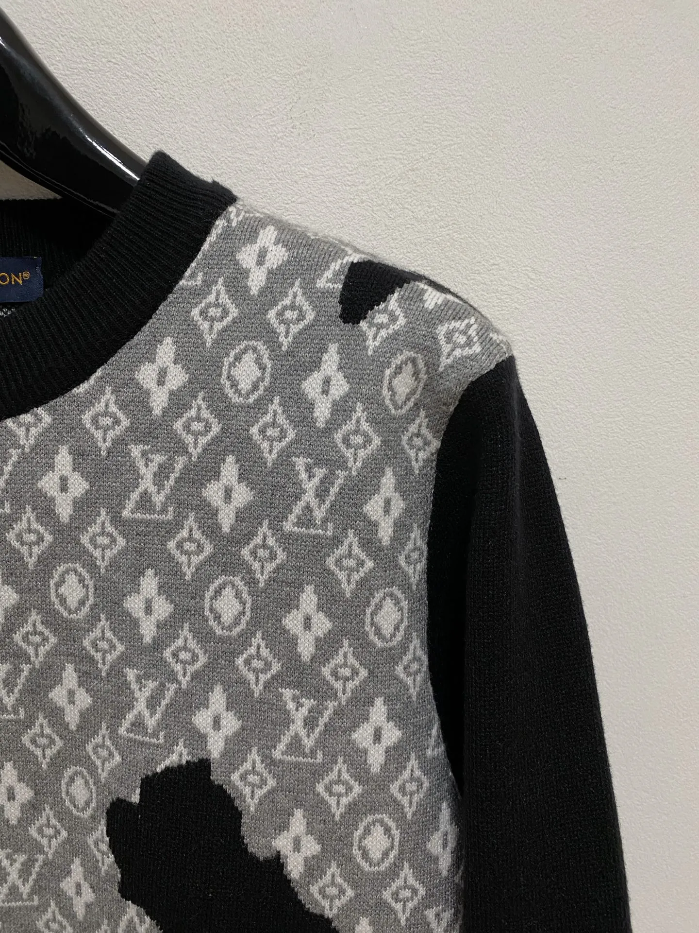 🅿️440 LV crew neck sweater, made of wool blended yarn, has good warmth retention, fluffy and soft, doubles skin care, giving you a lightweight wearing experience. High-quality natural fibers ensure high-quality life. The whole piece adopts solid color single-sided craftsmanship, leaving loose space when fit, solid color plain weave, neat texture, solid color design, durable and high-end. The workmanship is meticulous, fashionable and versatile. The reverse shoulder design is simple and comfortable. At the same time, it uses counter stitching to highlight the quality in the details, making the temperament more low-key, restrained, calm and stylish, and better showing the clean and tidy side of successful men. The collar, cuffs, and hem are made of dense rib weaving, which is tight and elastic, not easy to deform, and highlights the details and texture. Whether worn alone or layered, it can not only give you a warm feeling, but also give you a sophisticated sense of fashion.      Size: M-XXXL